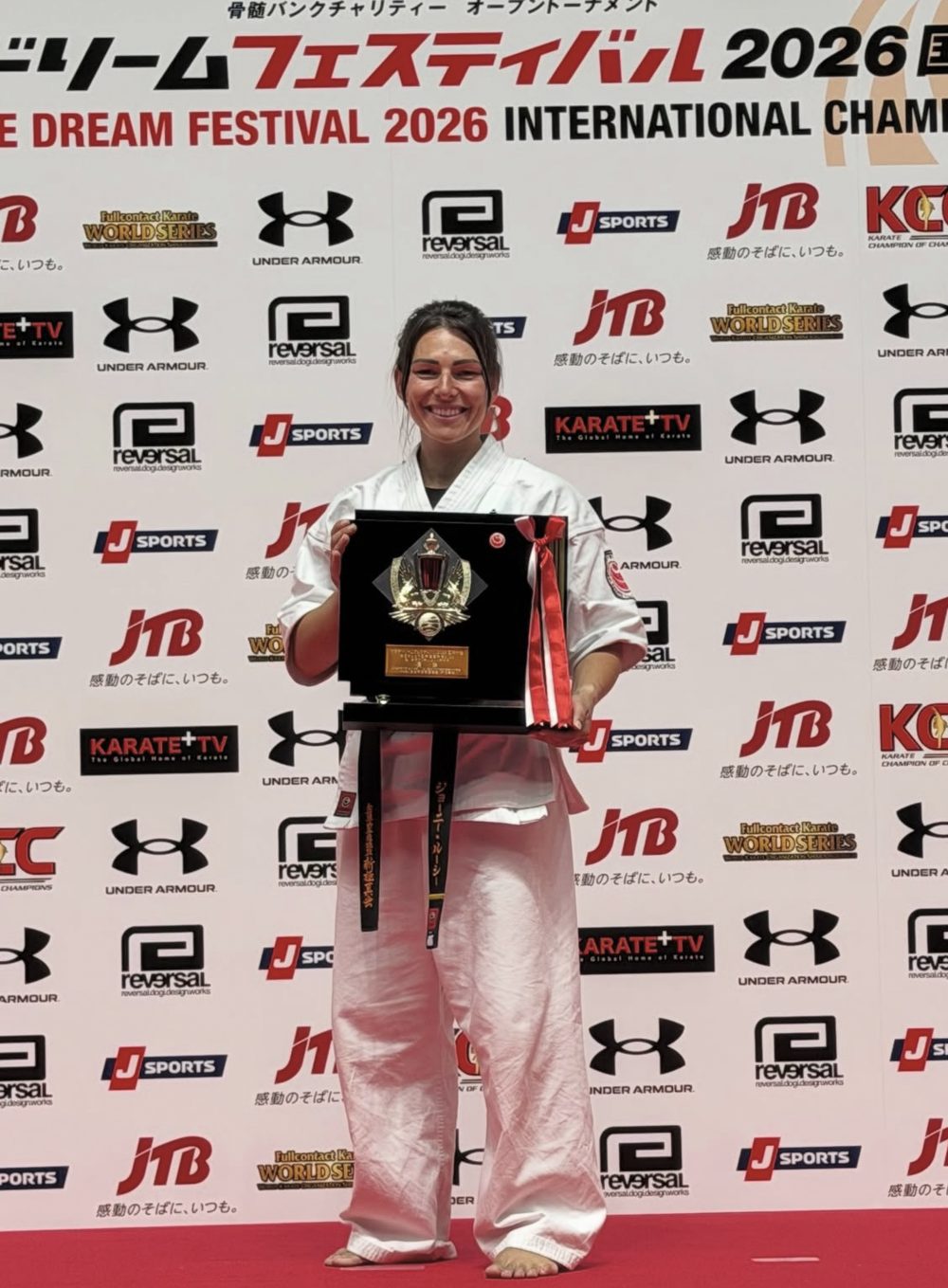 Joanie Roussy tient son trophée de 1ʳᵉ place au Karate Dream Festival 2026, Tokyo